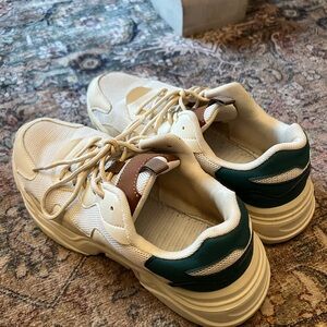 Like New Women’s Fashion Sneakers